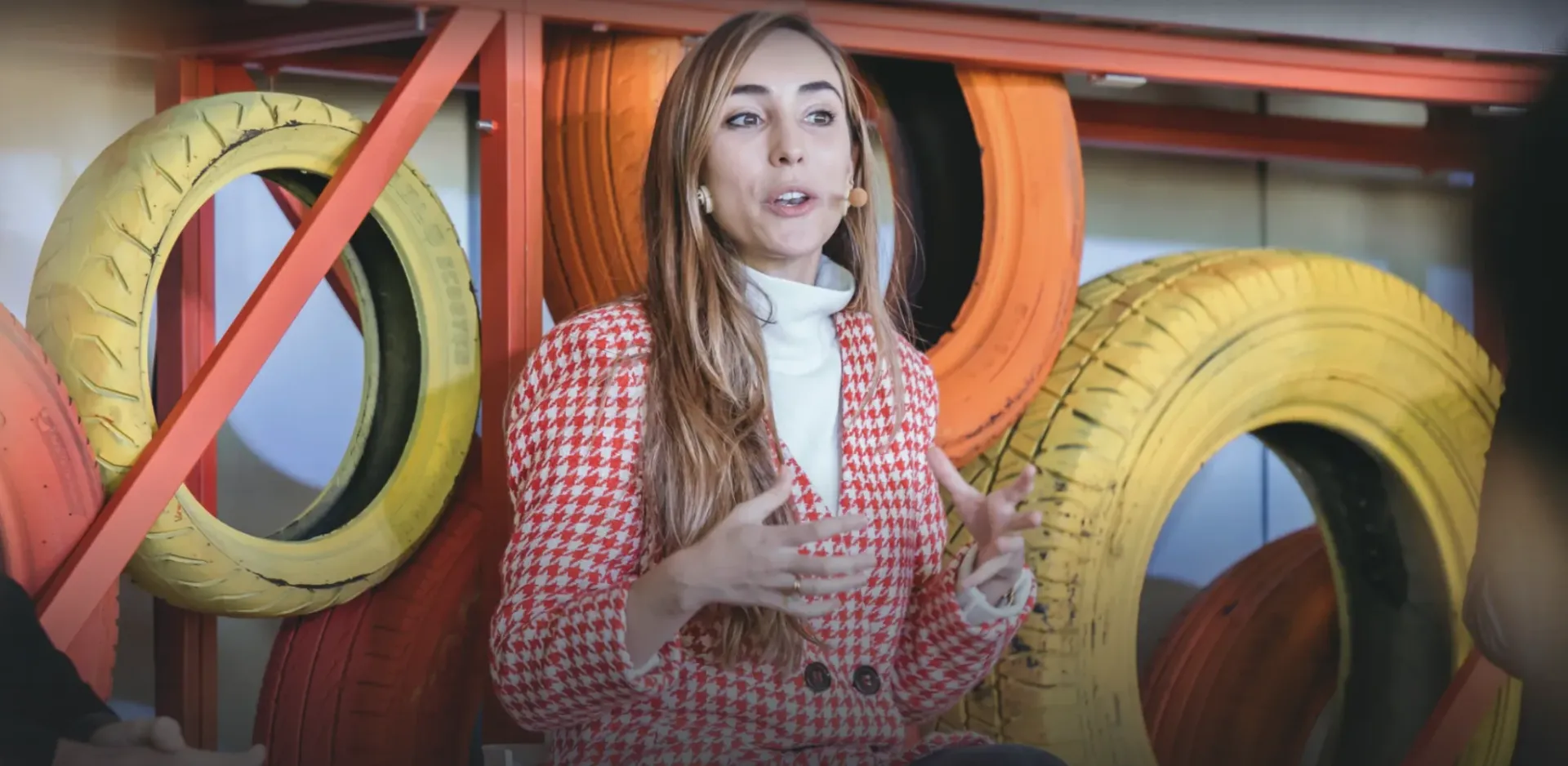 Clara Fernández dando una charla sobre longevidad