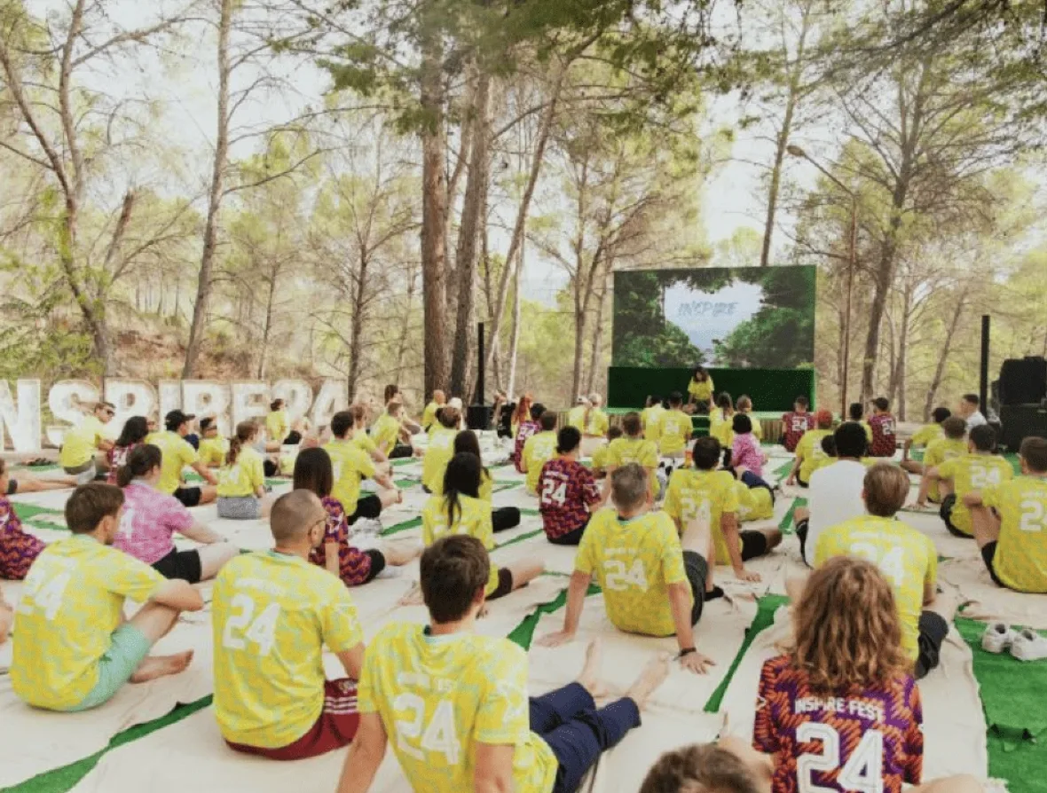 Equipo corporativo en evento Inspire 24 al aire libre