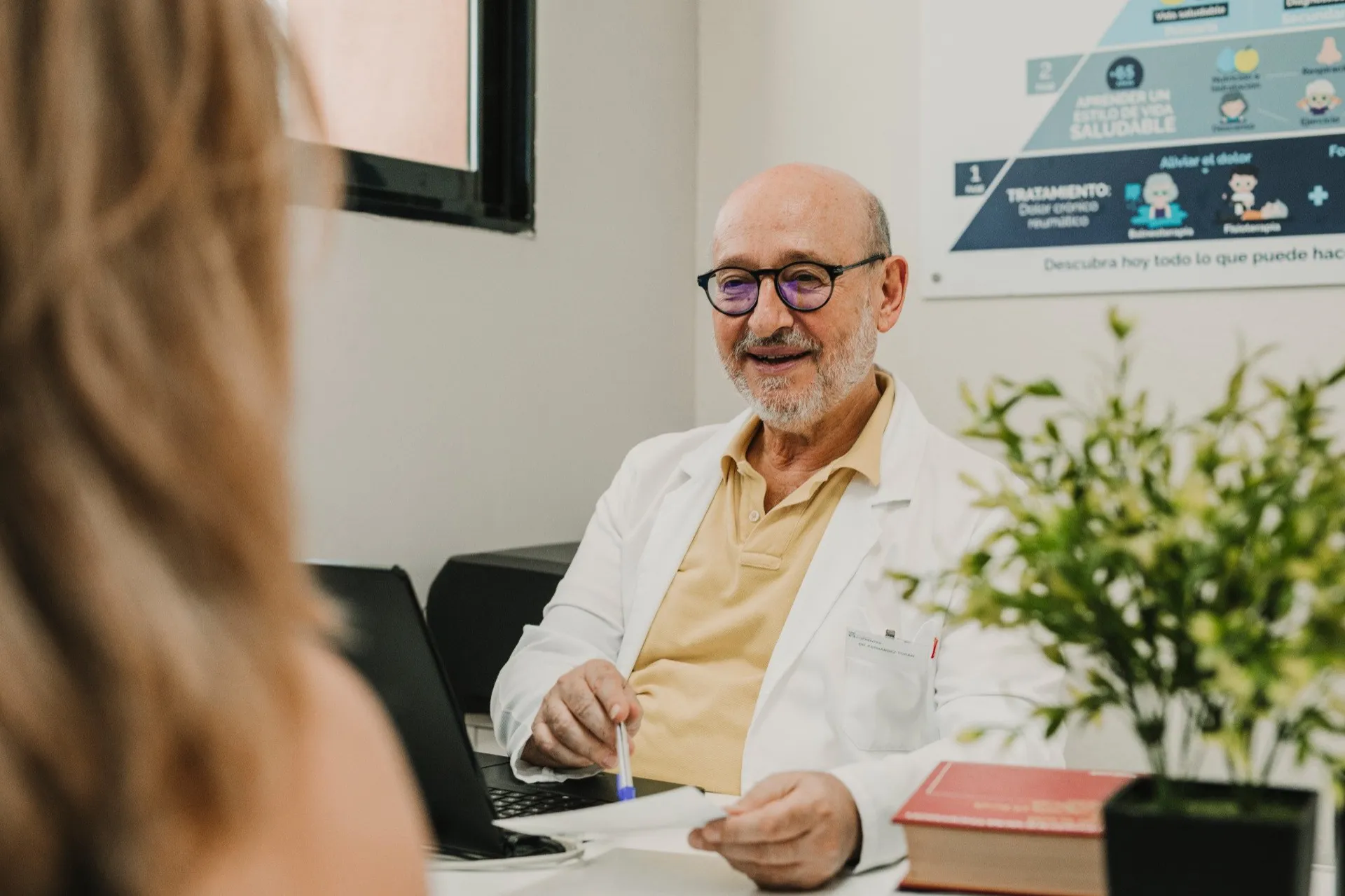 Médico revisando resultados clínicos en Progevita